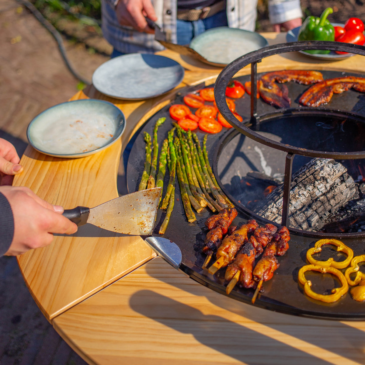 Barbacoa Plancha Grill Maestro Ø70cm Blackline - Con Marco de Madera Plancha Mesa