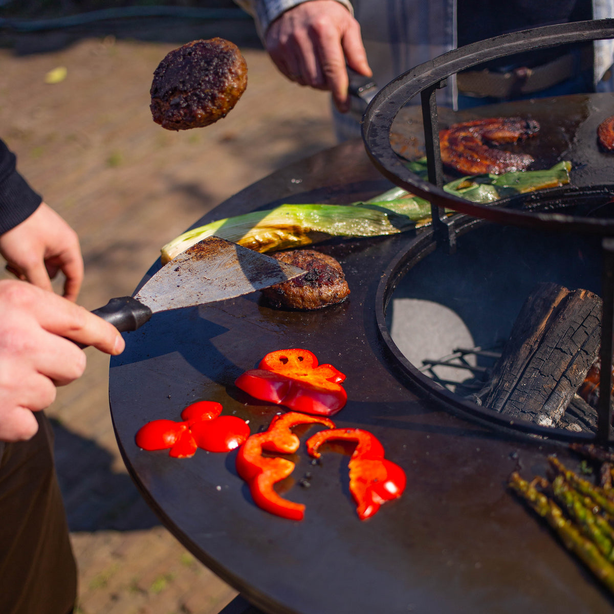 Barbacoa Plancha Grill Maestro XXL Ø80cm Blackline - Con atizador y almacén de leña