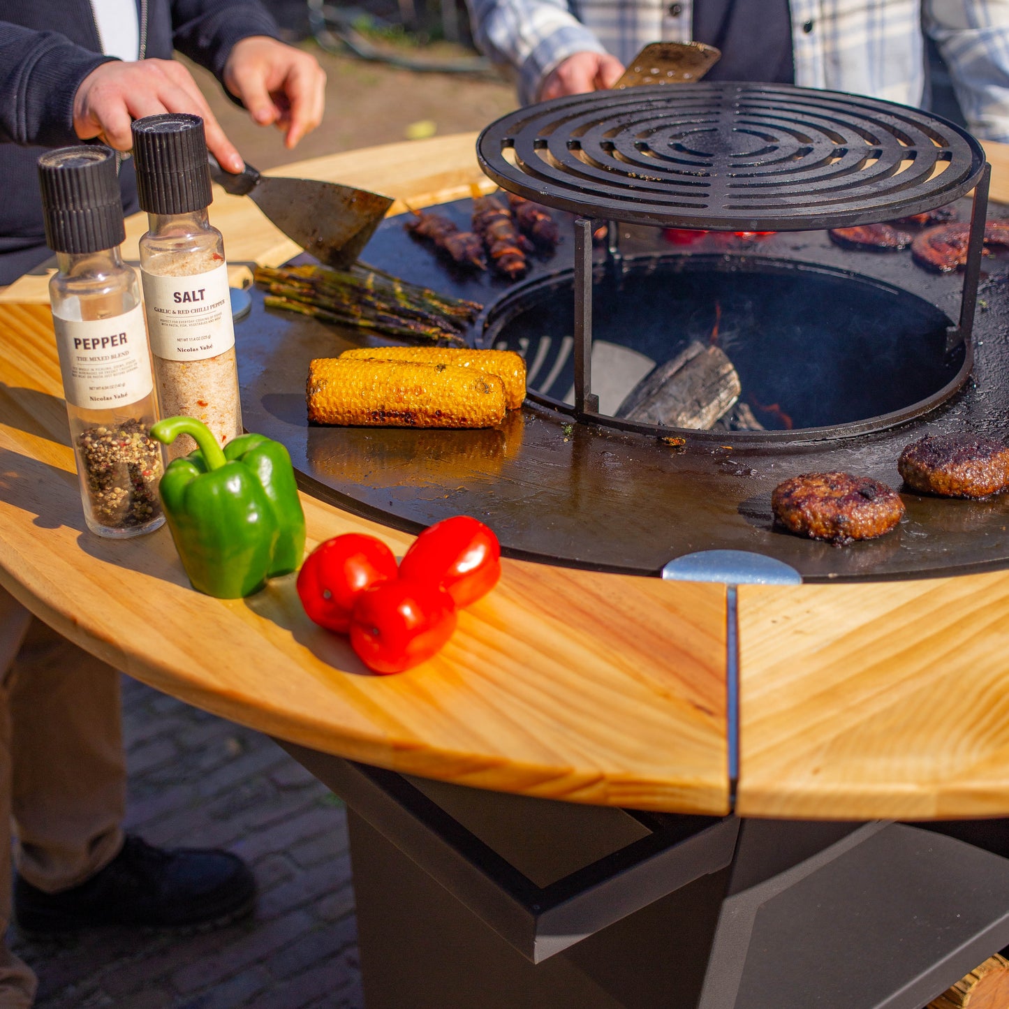Barbacoa Plancha Maestro XXL Ø80cm Blackline - Con Borde de Madera Mesa