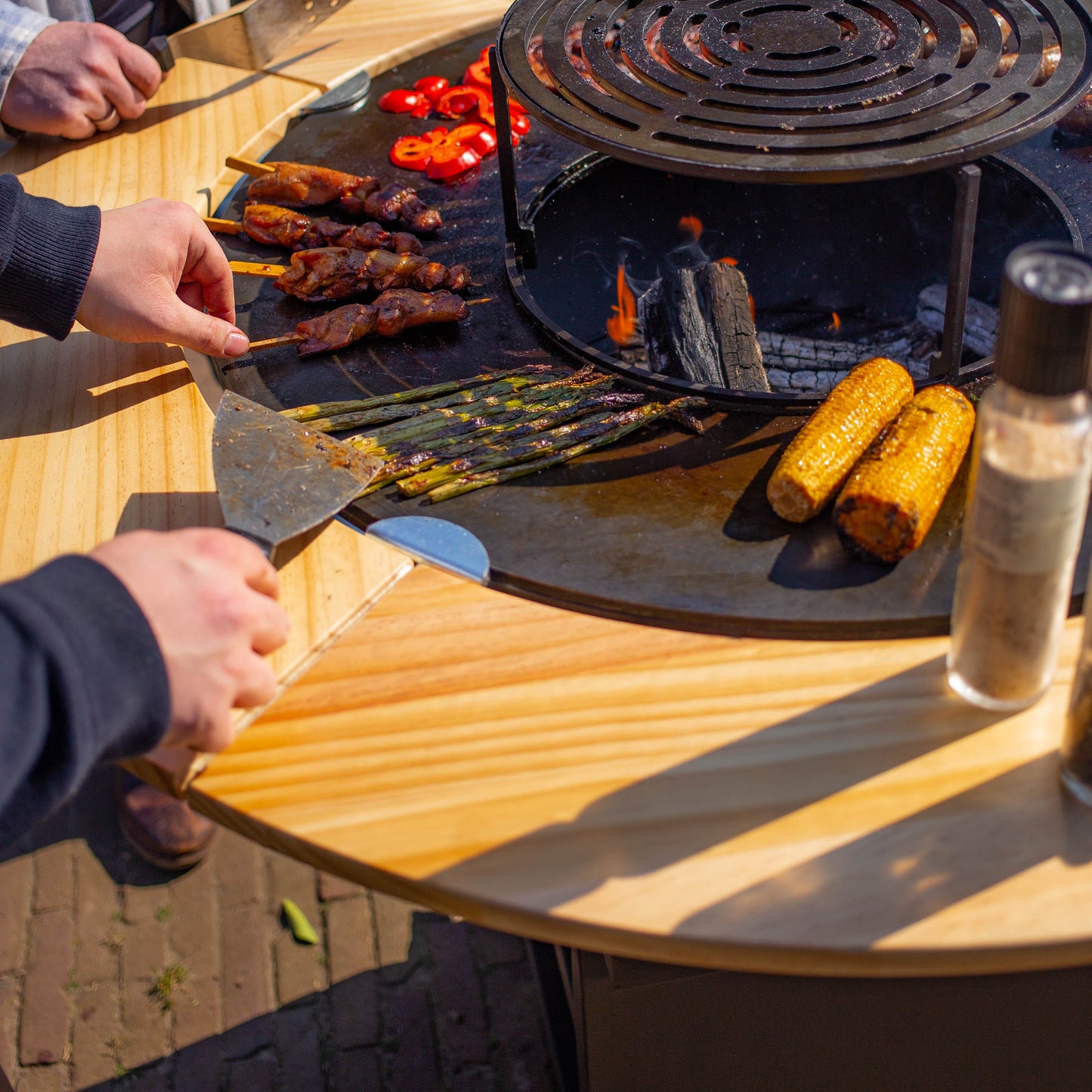 Barbacoa Plancha Maestro XXL Ø80cm Blackline - Con Borde de Madera Mesa