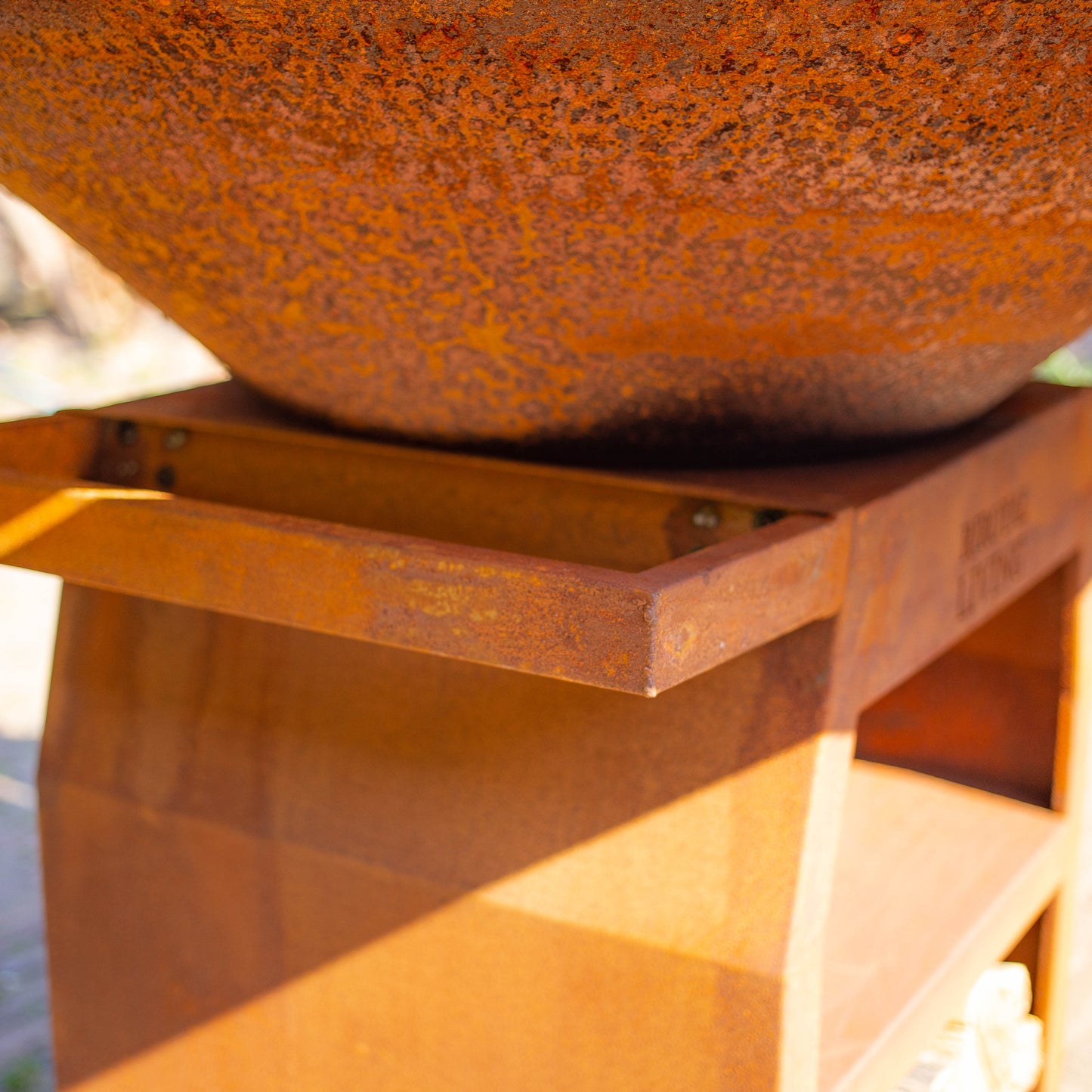 Barbacoa Plancha Grill Maestro XXXL Ø100cm Acero Corten - Con ruedas grandes y almacén de leña