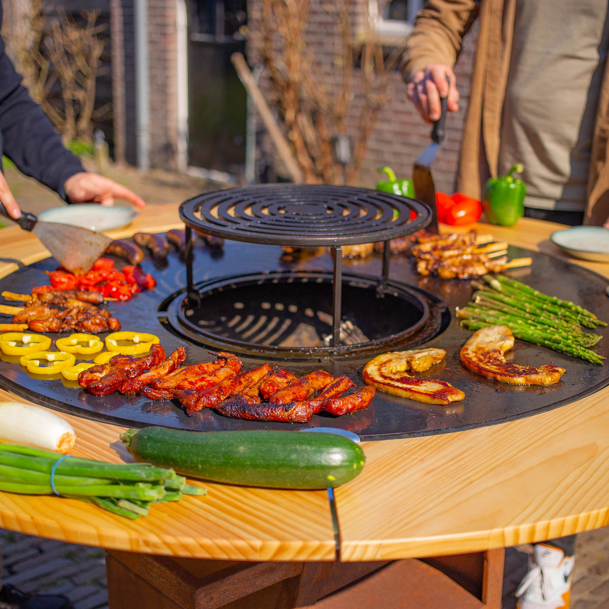 BBQ Plancha Grill Maestro XXXL Ø100cm Acero Corten - Con Borde de Madera Mesa