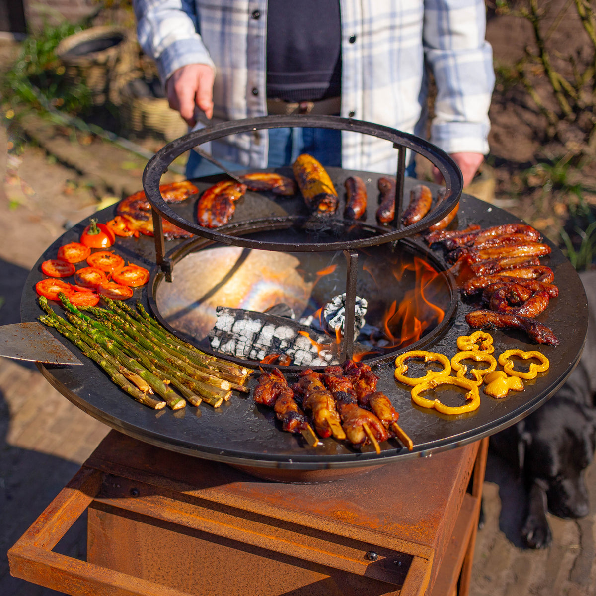 BBQ Plancha Grill Maestro Ø70cm Acero Corten - Con ruedas grandes y almacenamiento de leña