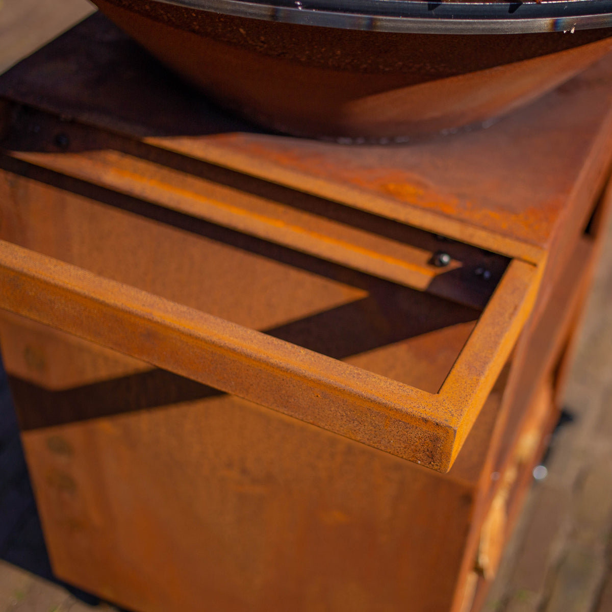 BBQ Plancha Grill Maestro Ø70cm Acero Corten - Con ruedas grandes y almacenamiento de leña