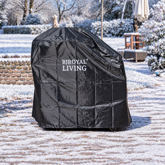 Zwarte RJRoyal Living beschermhoes voor Big Jack plancha in een besneeuwde tuin