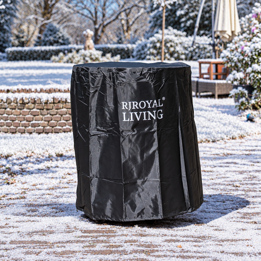Zwarte RJRoyal Living beschermhoes voor een ronde plancha in een besneeuwde tuin