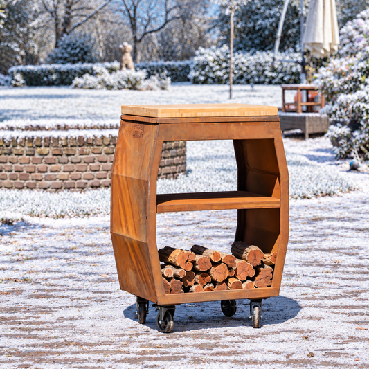 RJRoyal Living Tabla Cortar Cortenstaal met snijplank in een besneeuwde wintertuin
